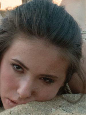 Связанная веревками девушка сосет член доминирующего мужчины на улице