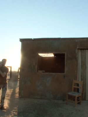 Связанная веревками девушка сосет член доминирующего мужчины на улице