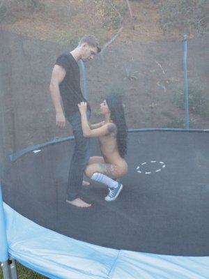 Кончает в рот молоденькой брюнетки после анального секса на батуте