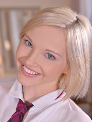 Преподаватель ебет двух студенток в униформе с проникновением в анал блондинки