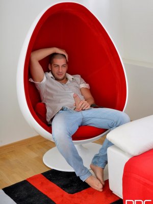 Кавказский альфа глубоко трахает рот русской блондинки на диване