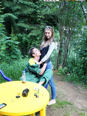 Русская девушка трахается в джинсах во все дыры с парнем получая сперму внутрь ануса