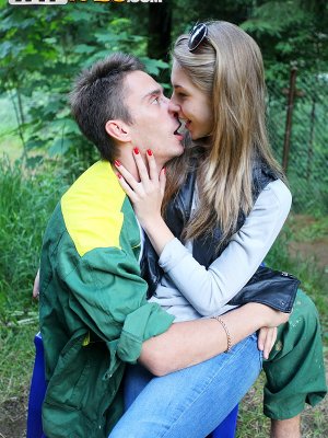 Русская девушка трахается в джинсах во все дыры с парнем получая сперму внутрь ануса