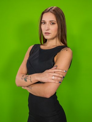 Ебет в анал худышку с татуировками заливая лицо девушки спермой