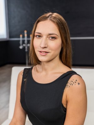 Ебет в анал худышку с татуировками заливая лицо девушки спермой