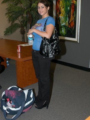 Две сисястые дамы трахаются со стройным блондином на празднике с выпивкой