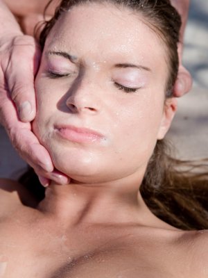 Старые извращенцы имеют молоденькую девушку с худой фигурой по кругу на улице