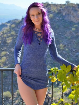 Молодая красотка с большой попкой расширяет себя различными способами