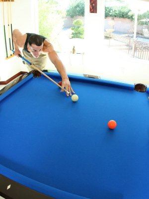 Горячая мамаша обсасывает громадный член прежде чем он отодрет ее во влагалище