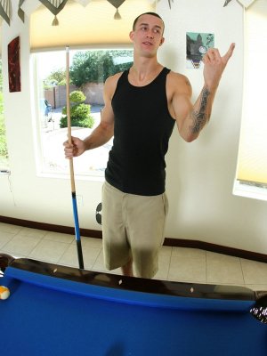 Горячая мамаша обсасывает громадный член прежде чем он отодрет ее во влагалище