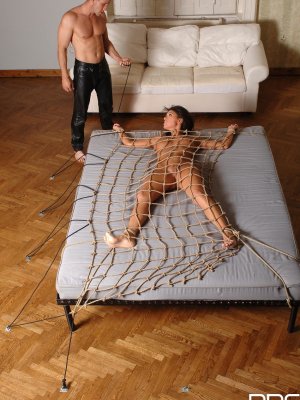 Стройная брюнетка с маленькой грудью подверглась мастурбации в БДСМ бондаже