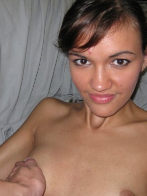 Любительские фото вагинального секса смуглой худышки с русским парнем в презерватвие