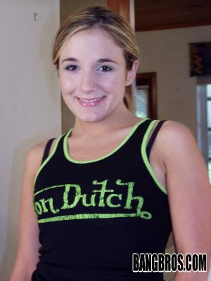 Молоденькая телка глубоко заглатывает толстый хуй худого мужчины на съемках