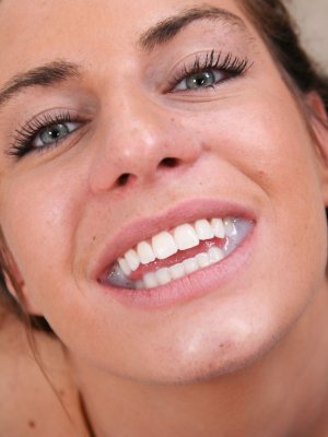 Заслуженно кончает в рот американской шлюхи за горловой отсос хуя от первого лица