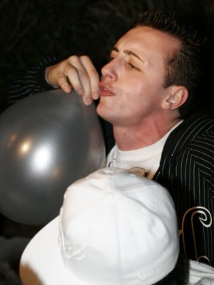 Худая блондинка долбится в бритую письку с совершенно незнакомым парнем на студенческой тусе