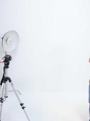 Развратная домохозяйка в рваных джинсах занимается анальным сексом крупным планом