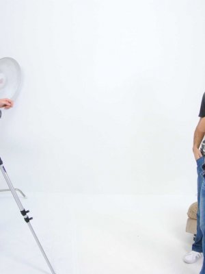 Развратная домохозяйка в рваных джинсах занимается анальным сексом крупным планом