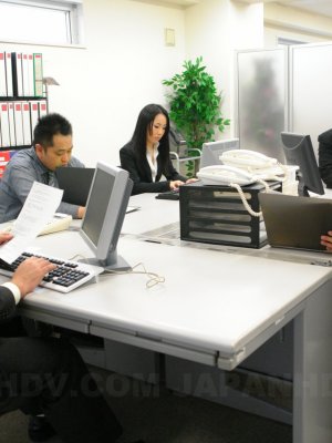 Японской секретарше дали в рот ее коллеги с работы