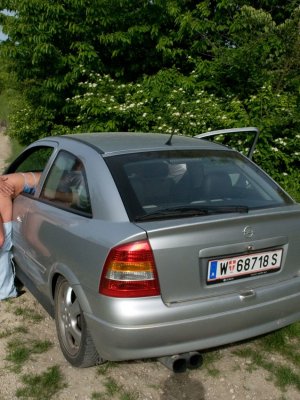 Мужики позвали рыжую телку и толстуху на оргию на природу