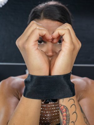 Зрелая баба получила толстый член любовника в жопу с окончанием спермы внутрь