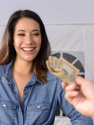 Парень трахнул продавщицу овощей прямо на рынке спустив с нее джинсы