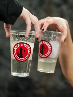 Лесбийская мамаша сквиртит в стакан от анального траха секс машиной