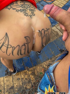 Фигуристая брюнетка получает глубокий трах в анал на улице