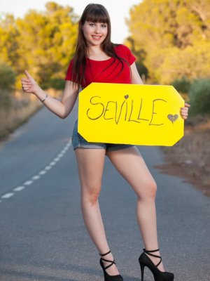 Парни устроили двойную пенетрацию молоденькой телочке в джинсовых шортиках