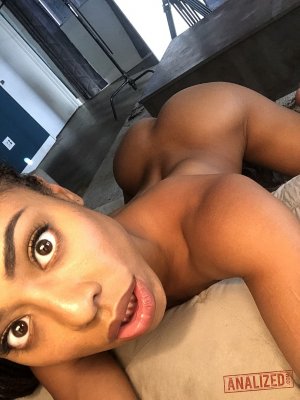 Темнокожая красотка с большой попкой в шортах делает эро селфи дома