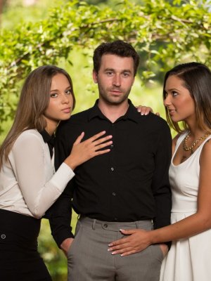 Богатый парень трахает молоденькую прислугу в ЖЖМ