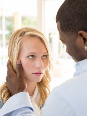 Негр с огромным членом ебет молоденьких порнозвезд раком