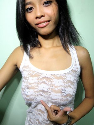 Кончил в пизду молоденькой тайской проститутки поимев ее раком