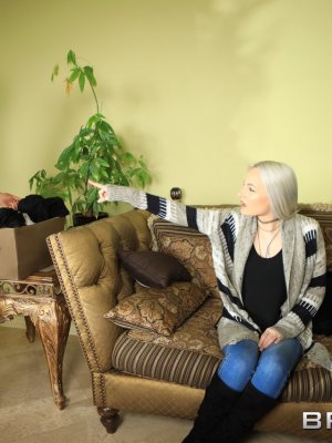 Худой парень трахает рот домохозяйки с огромными сисяндрами поливая их спермой