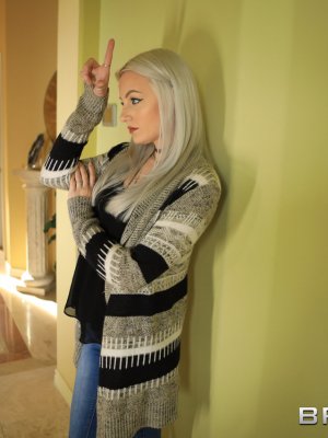 Худой парень трахает рот домохозяйки с огромными сисяндрами поливая их спермой