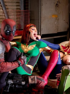 Дедпул трахнул двух сисястых шлюх супергероинь в пизду по очереди