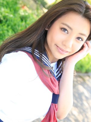 Молоденькая японка занялась грубым сексом с двумя мужчинами со спермой в киску