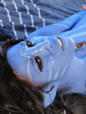 Трахает сексуальную инопланетянку из Аватара в бритую киску на кровати