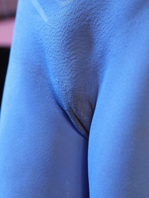 Трахает сексуальную инопланетянку из Аватара в бритую киску на кровати