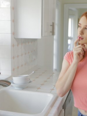 Рыжая девушка в джинсовых шортах красиво сосет член от первого лица