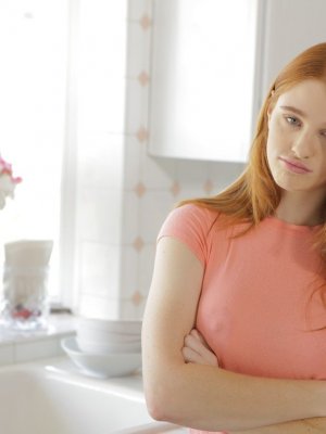 Рыжая девушка в джинсовых шортах красиво сосет член от первого лица