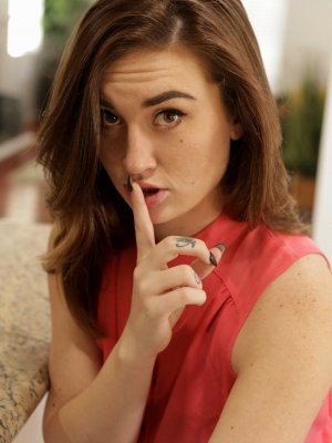 Развел на секс молоденькую красотку в белых шортиках