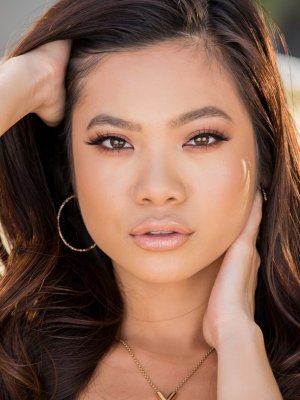 Женатик с огромным членом ебет молоденькую азиатку навесу во дворе дома