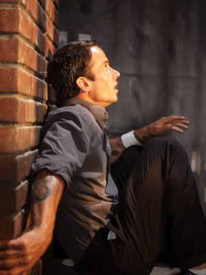 Долбит киску красивой мамочки в подвальном помещении