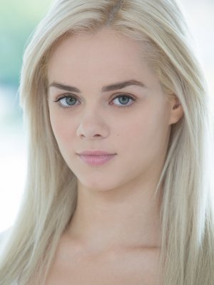 Негр накончал в пизду белой красавицы Эльзы Джин поимев ее в позе раком