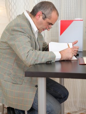 Худые русские студентки ебутся с престарелым профессором у него дома