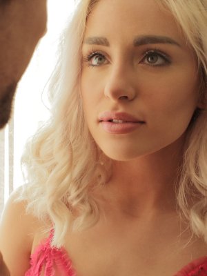 Очень красиво трахнул волосатую писю блондинки с худой талией