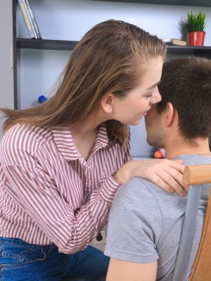 Сильно накончал в пизду подруги поимев ее на мягкой кроватке