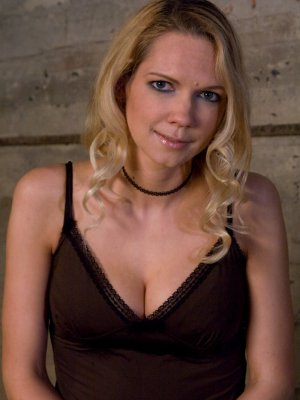 Связанная блондинка в чулочках вылизывает киску рабыни на глазах хозяина