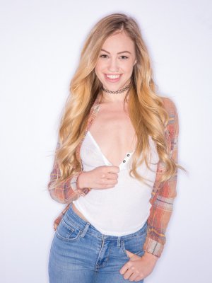 Негр раздолбал вагину молоденькой блондинки в джинсах на кровати