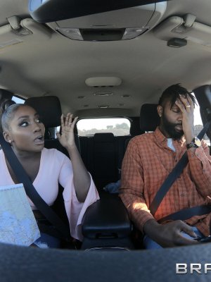 Сексуальная негритянка отсасывает хуй белого через дыру в стене за деньги